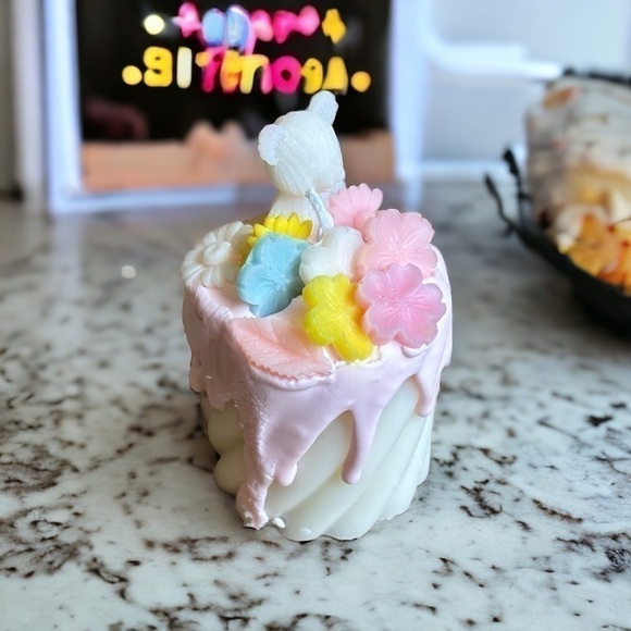 ⚠️SALE Candle // Handmade Flowers And Teddy Bear Shaped Candle SEND OFFERS - Picture 2 of 5